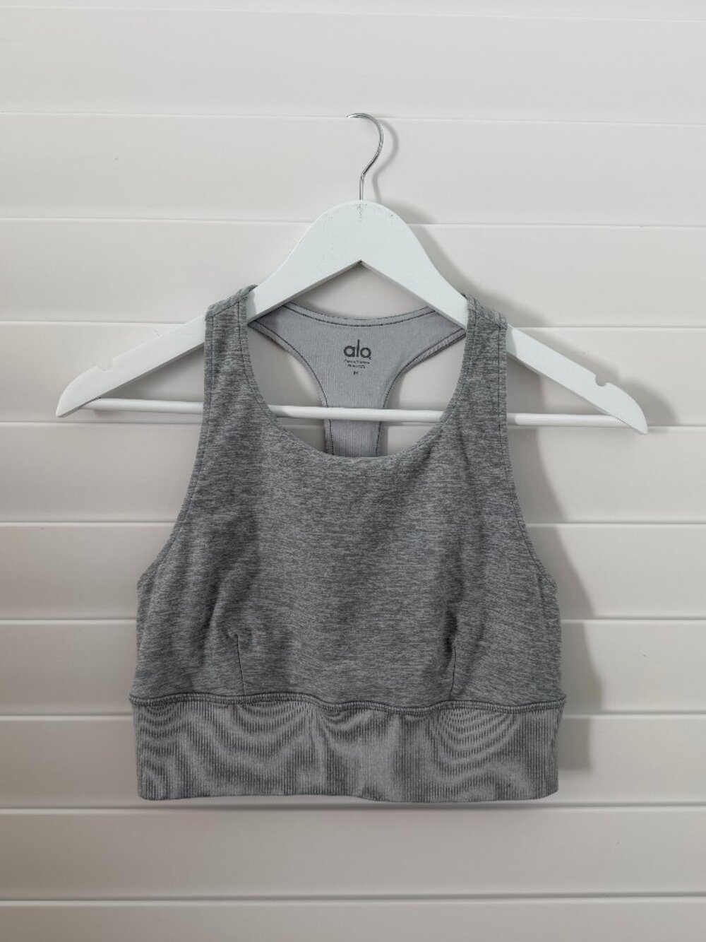 ALO Yoga - Alosoft Serenity Sports Bra in Gray, Medium